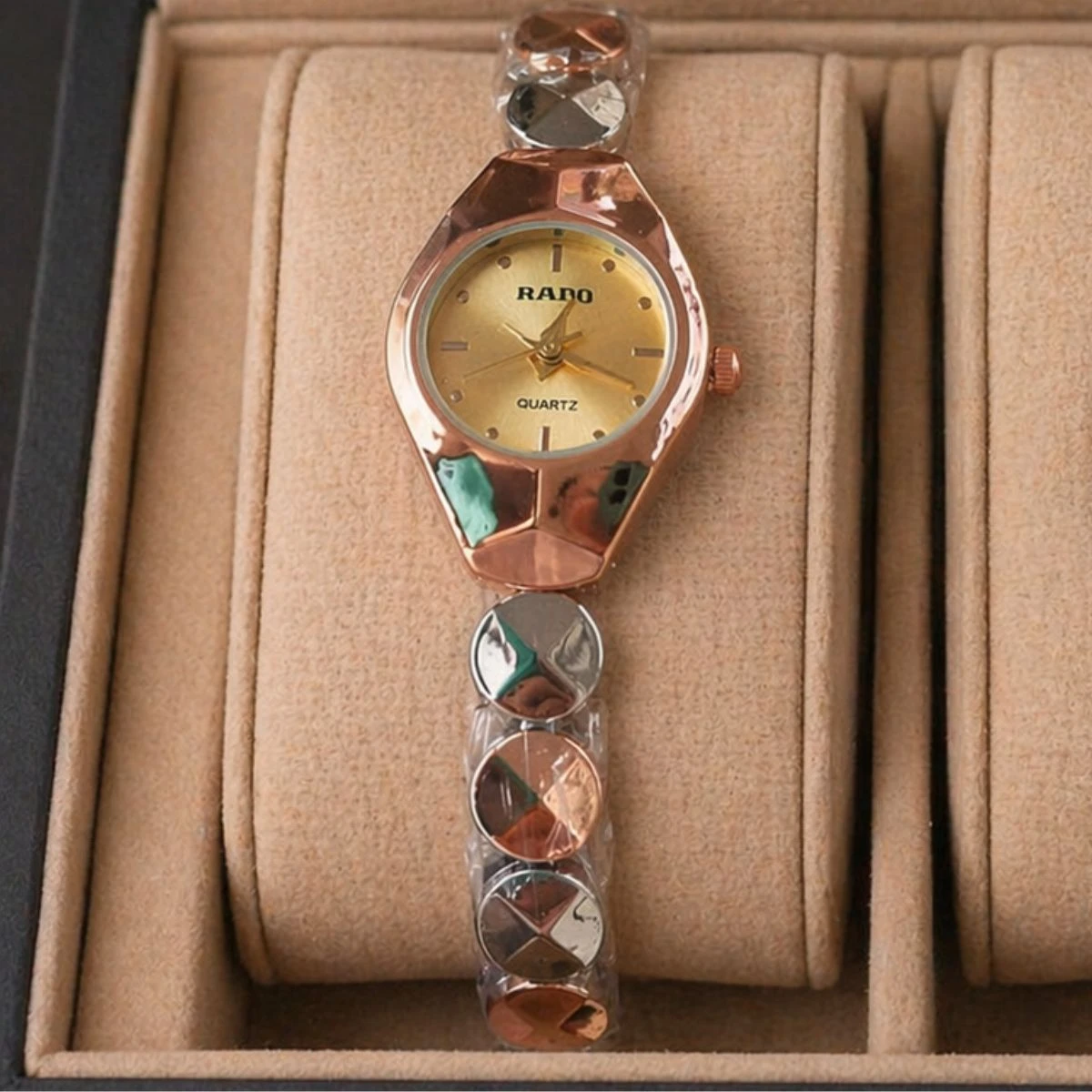 Luxury Ladis Watch Model 5590 Chain Rose Golden Or Silver Dial Golden Colour Ladis Watch