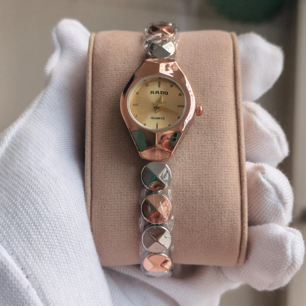 Luxury Ladis Watch Model 5590 Chain Rose Golden Or Silver Dial Golden Colour Ladis Watch