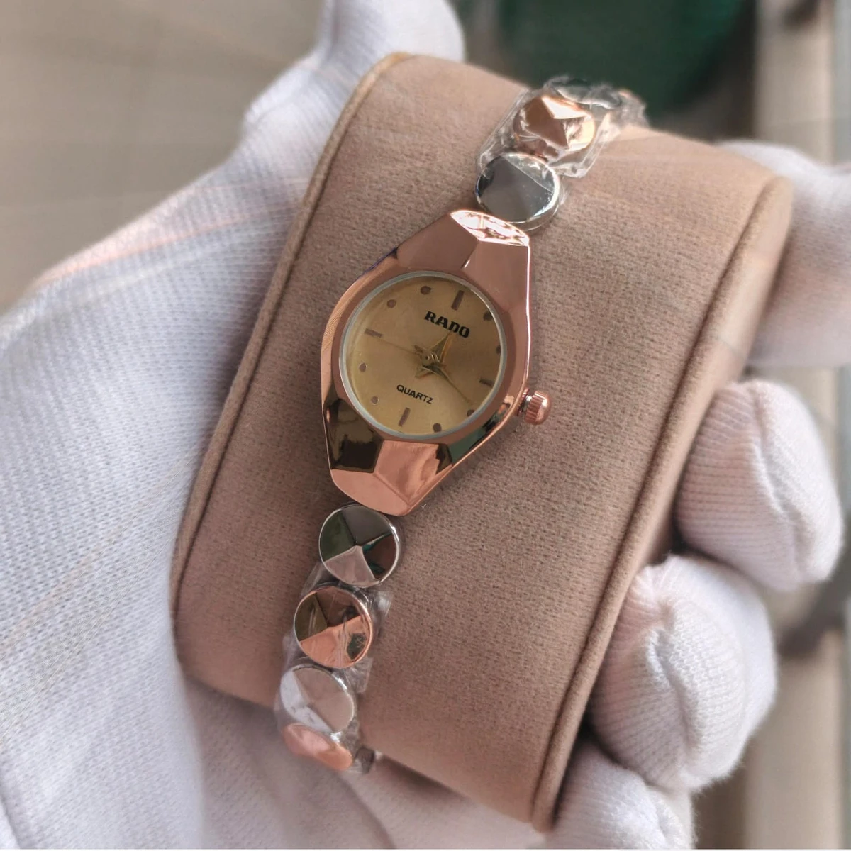 Luxury Ladis Watch Model 5590 Chain Rose Golden Or Silver Dial Golden Colour Ladis Watch